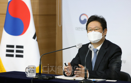 신임 황희 문화체육부장관이 25일 서울 종로구 정부서울청사 별관 브리핑실에서 열린 출입기자 간담회에서 말하고 있다. 문체부 제공